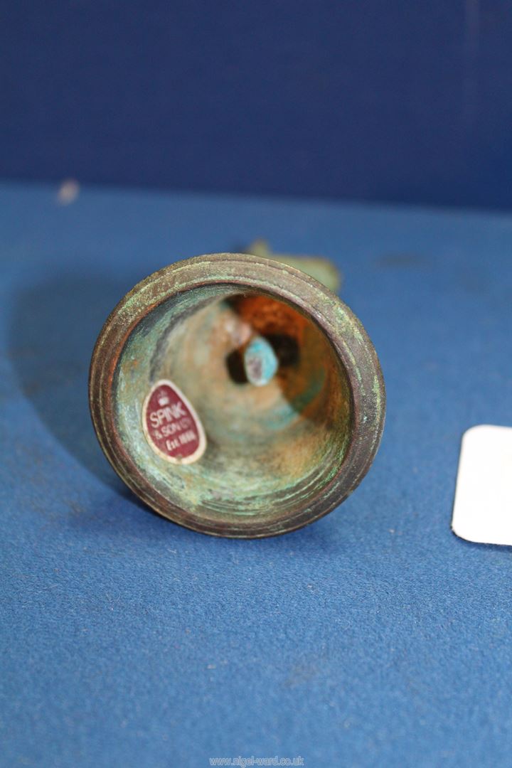 An early and collectible Indian temple bell with Nandi finial to the handle, 17th - 18th c. - Image 4 of 4