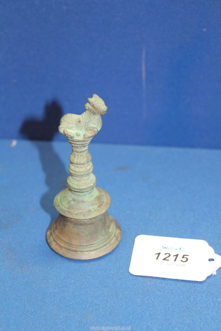 An early and collectible Indian temple bell with Nandi finial to the handle, 17th - 18th c. - Image 2 of 4