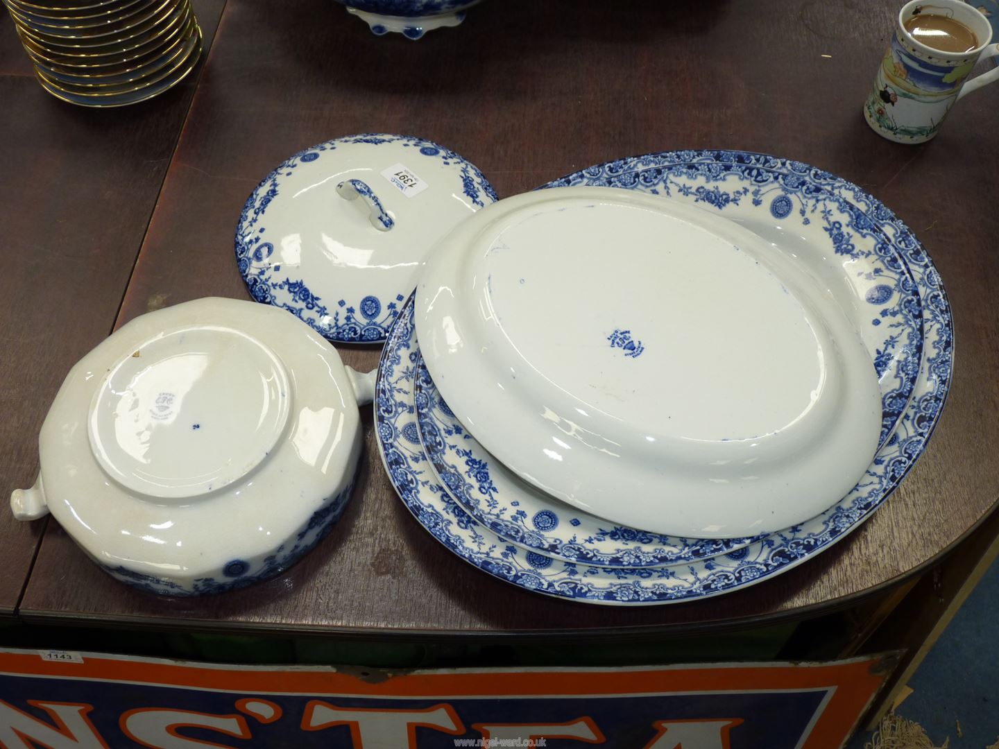 Three blue and white graduated meat plates and a serving dish in Savoy pattern by Empire ware , - Image 2 of 2