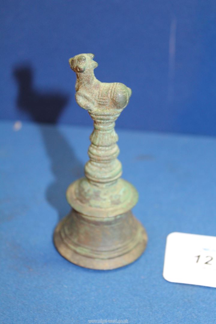 An early and collectible Indian temple bell with Nandi finial to the handle, 17th - 18th c. - Image 3 of 4