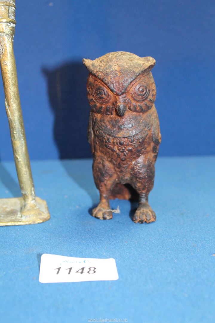 A small heavy cast metal model of an Owl and a brass figure of a tribesman beating a drum. - Image 2 of 3