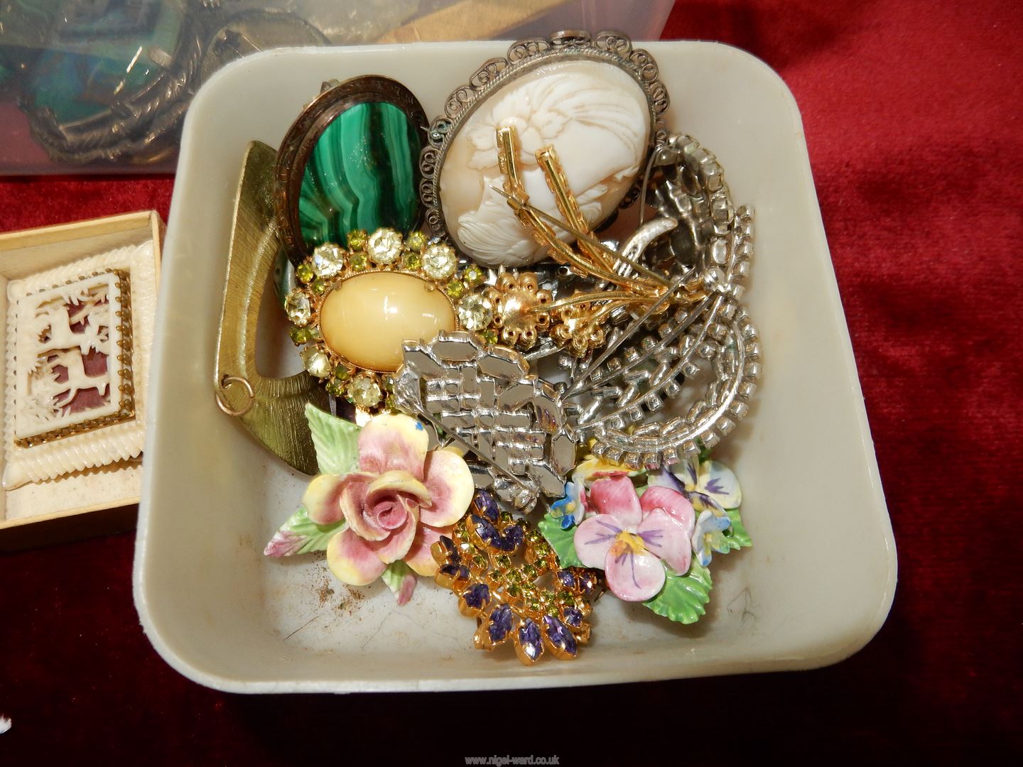 A quantity of costume jewellery mostly brooches including lizard, delft, polished semi precious. - Image 3 of 4