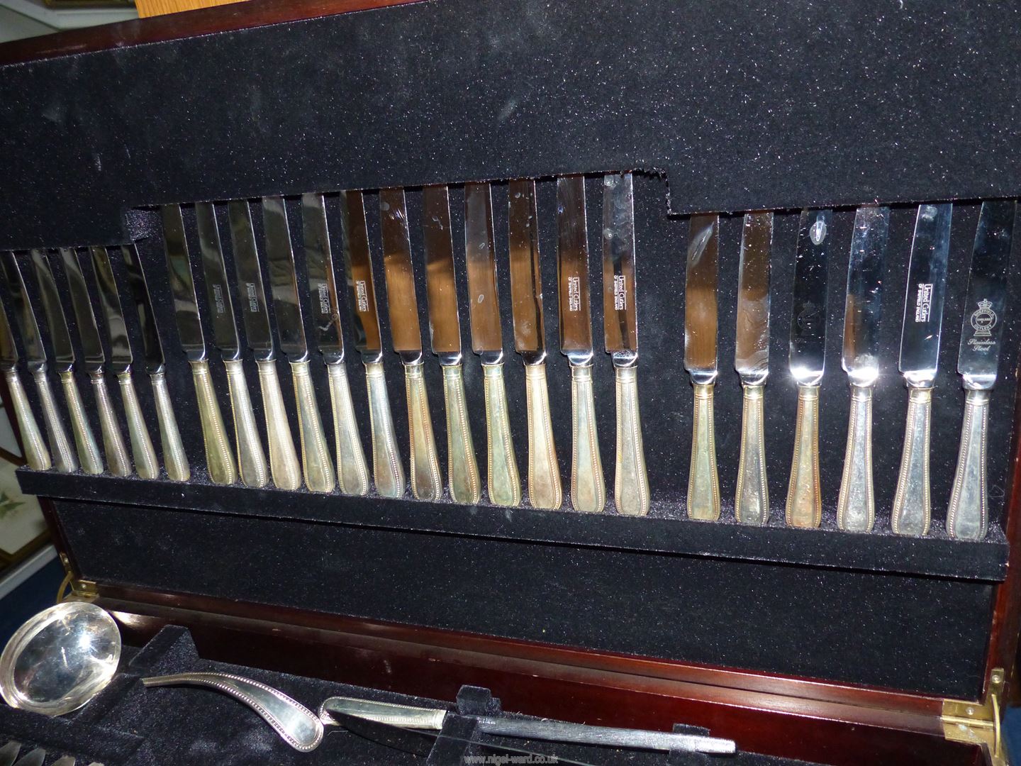 A large canteen with brown tooled leather top containing 12 place setting Sheffield EPNS cutlery, - Image 3 of 4