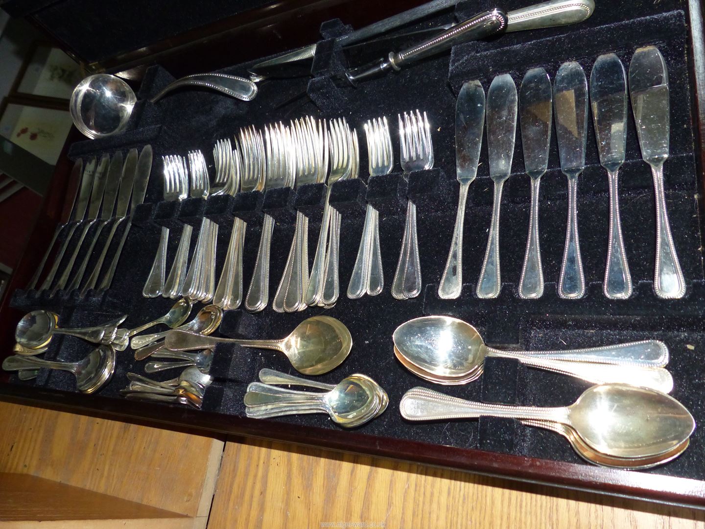 A large canteen with brown tooled leather top containing 12 place setting Sheffield EPNS cutlery, - Image 4 of 4