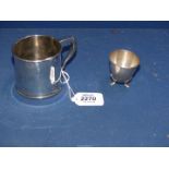 A continental silver egg cup standing on three feet, stamped 830 for Norway,