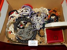 A quantity of costume jewellery including beads, earrings and a marked yellow metal wedding band.