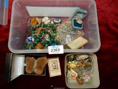 A quantity of costume jewellery mostly brooches including lizard, delft, polished semi precious.