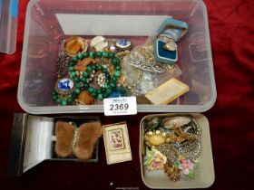 A quantity of costume jewellery mostly brooches including lizard, delft, polished semi precious.