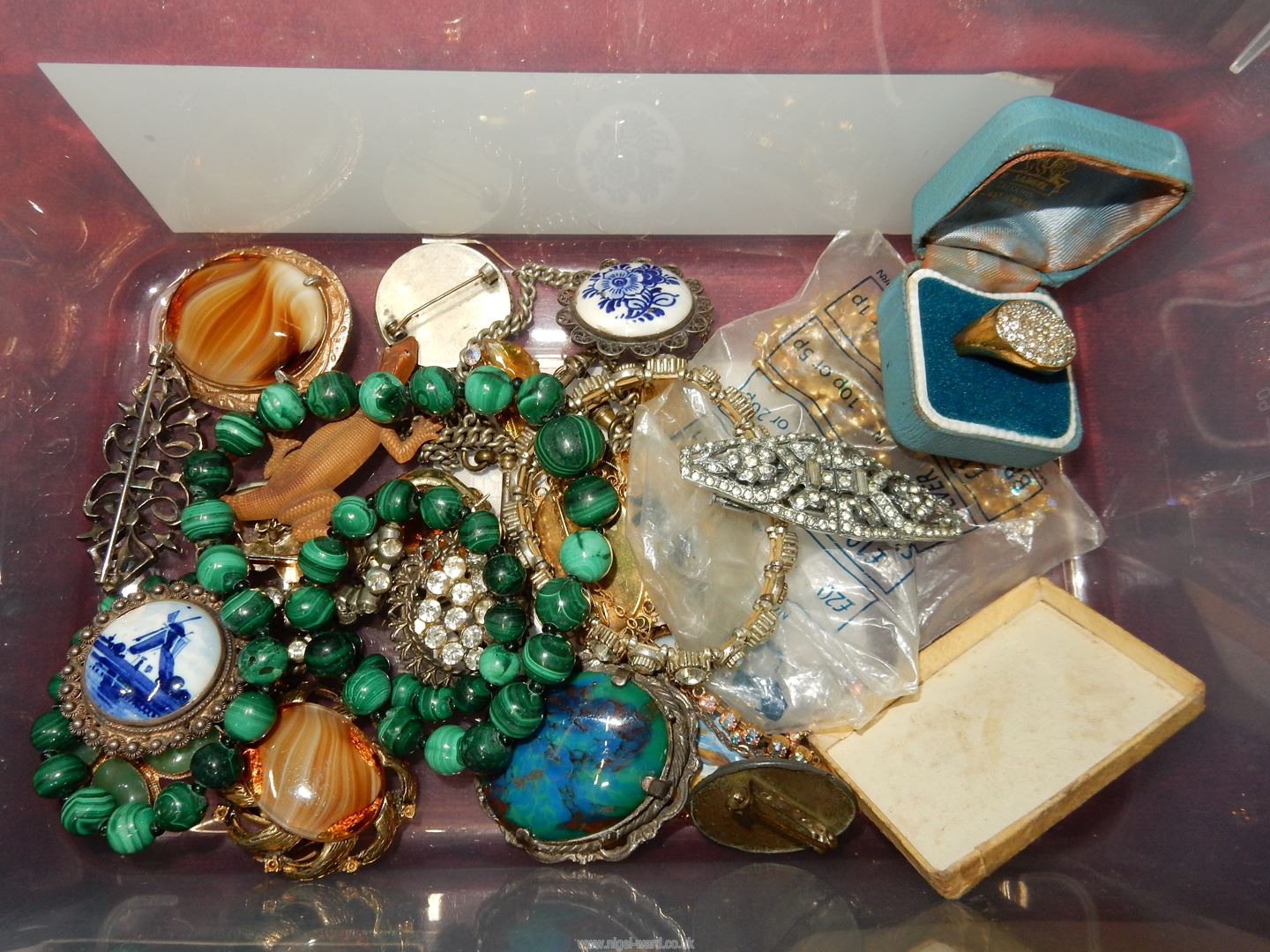A quantity of costume jewellery mostly brooches including lizard, delft, polished semi precious. - Image 2 of 4