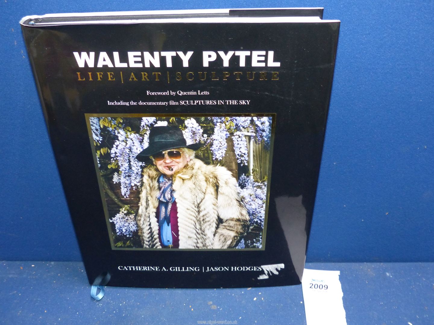 A first edition 'Walenty Pytel, Life, Art, Sculpture' signed by Walenty Pytel. - Bild 2 aus 3