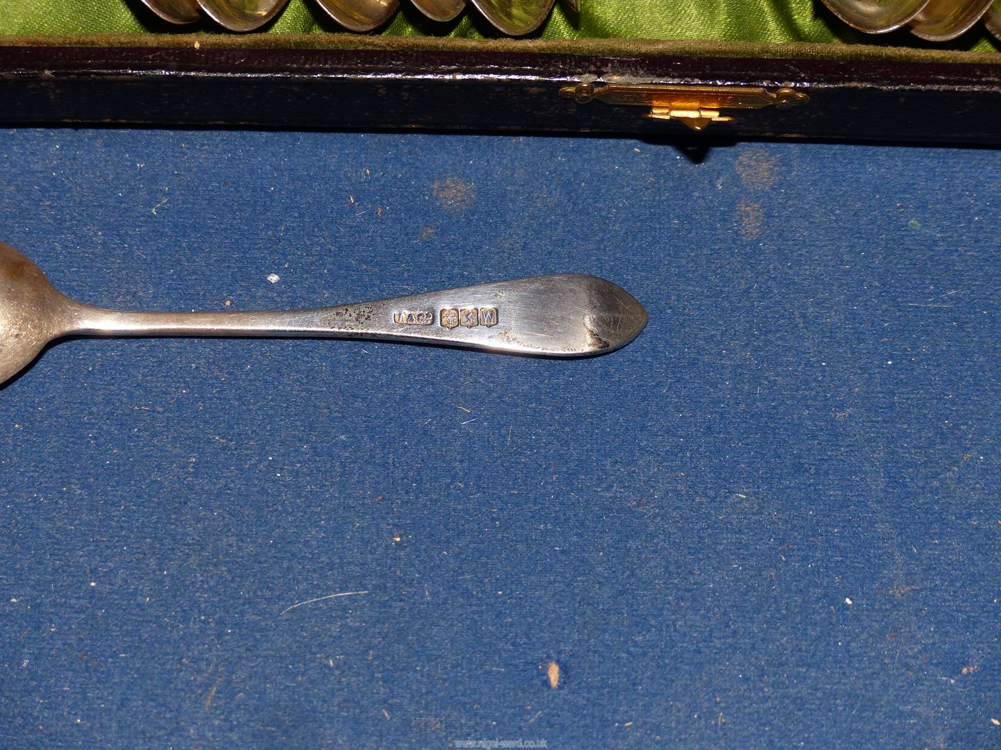 A cased set of Silver sugar tongs, plus ten Teaspoons, Glasgow 1893, maker Robert Tennant & Co. - Image 3 of 3