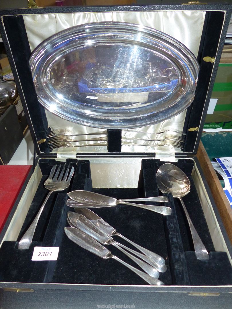 An Epns fish serving set in case to include; servers, dish, knives & forks, etc. (incomplete). - Image 2 of 2