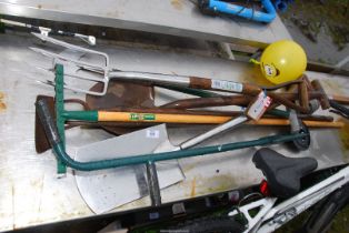 Misc garden tools, stainless steel edging spade, Wilko fork and spade plus a rake, shovel and hoe.