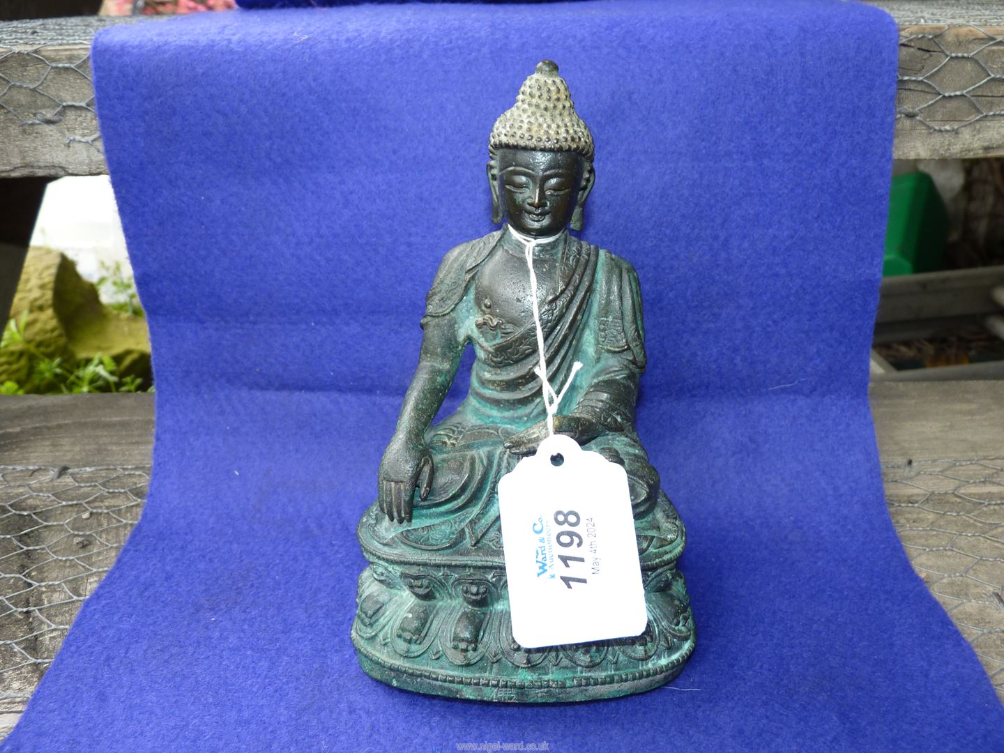 A Tibetan bronze figure of Buddha, of 15th - 16th c. - Image 4 of 14