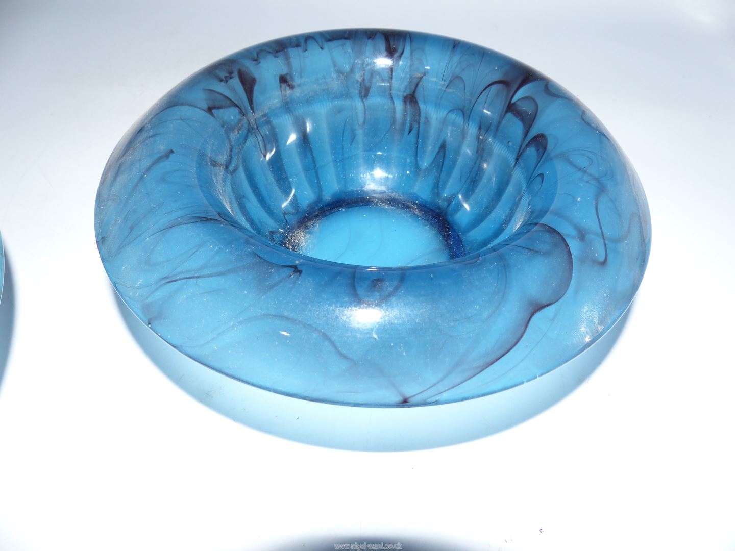 Three pieces of Art Deco 1930's/40's blue Cloud glass various sized bowls with rolled rims 7"-11" - Image 3 of 4