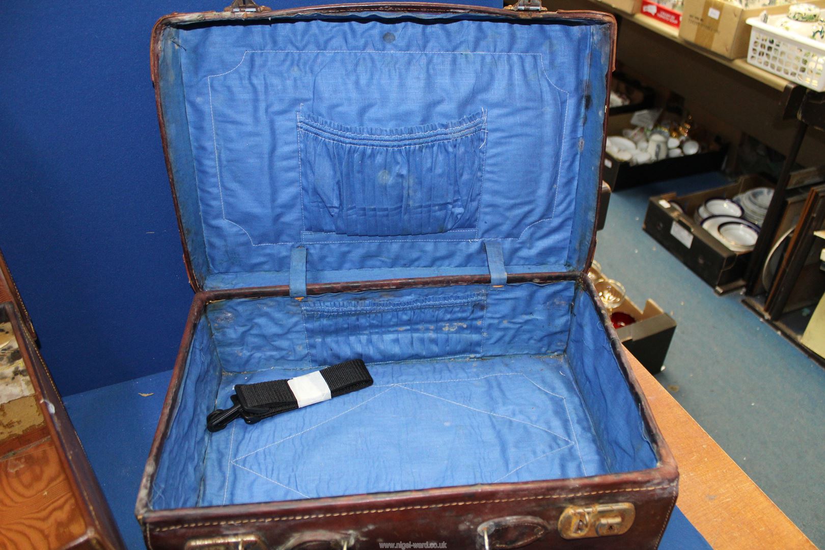 A dark brown leather vanity case having blue covered interior together with a tan brown vanity case - Image 6 of 6