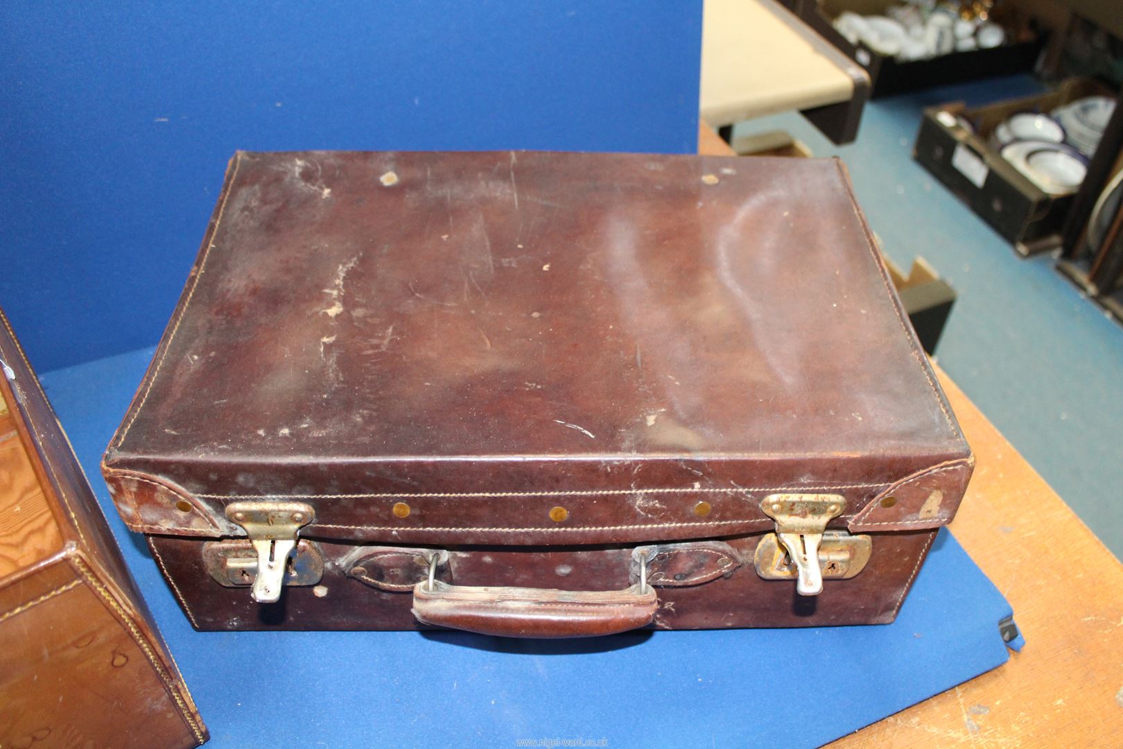 A dark brown leather vanity case having blue covered interior together with a tan brown vanity case - Image 5 of 6