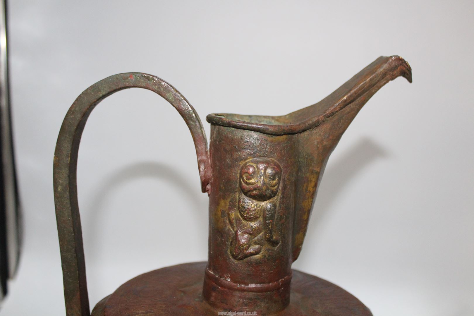 A Khorassan bronze ewer, 12th - 13th c. - Image 2 of 7