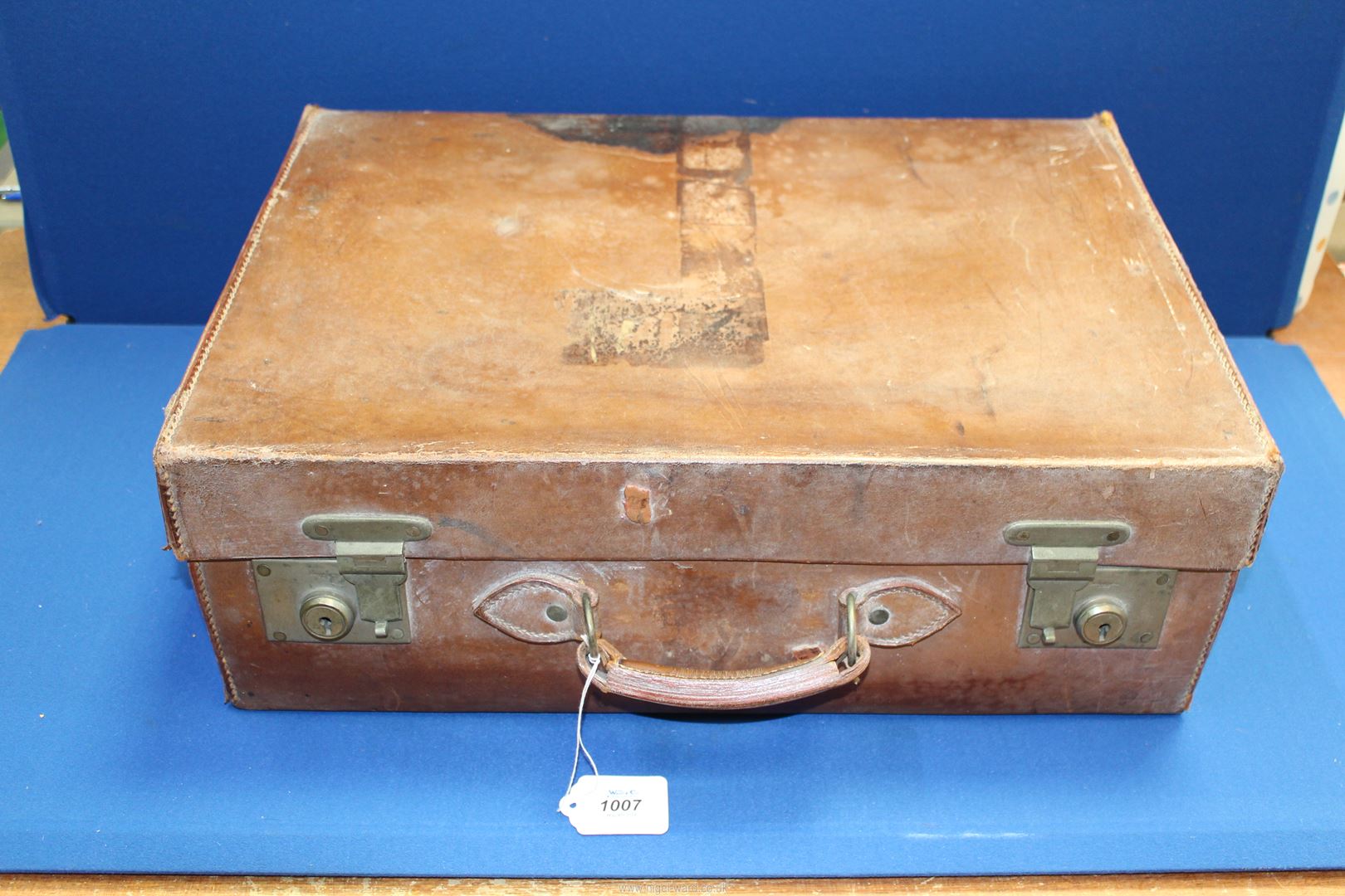 A gentleman's Leather Suitcase with silver topped jars (one jar missing but lid present), - Image 2 of 3
