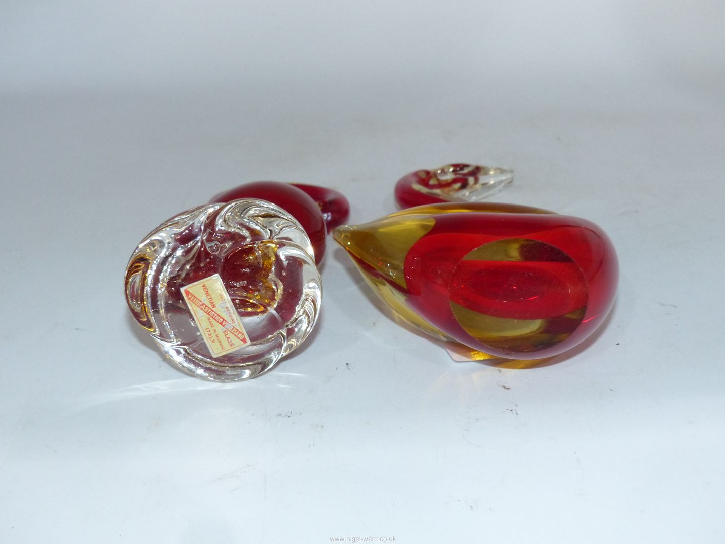 A Murano glass swan with base label "Vetro Artistico Veneziano" in red and cased with lemon - Image 3 of 3