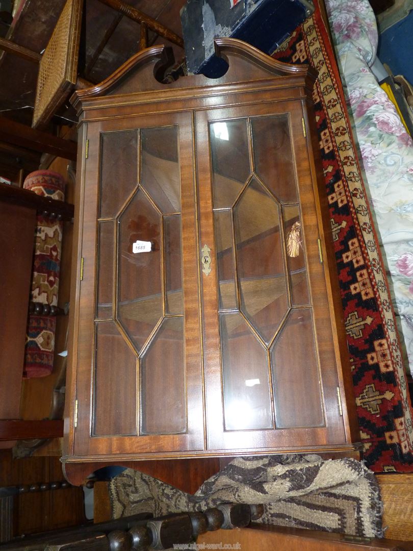 A Mahogany wall hanging corner display cabinet having a pair of opposing seven pane glazed doors - Image 2 of 3