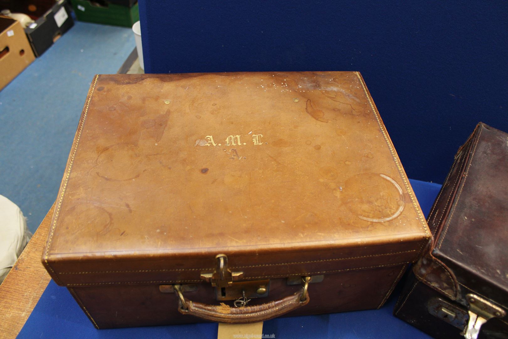 A dark brown leather vanity case having blue covered interior together with a tan brown vanity case - Image 2 of 6