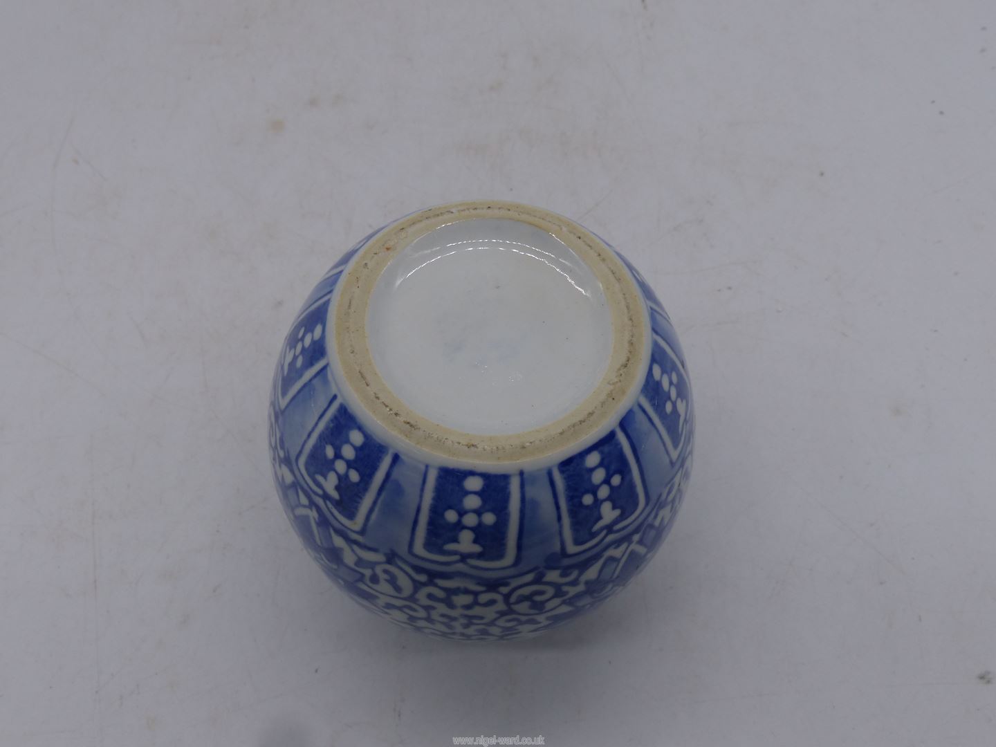 A large Chinese tea container featuring on each panel a blue screen of Chinese life 10" tall, - Image 5 of 5