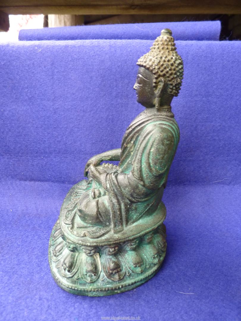 A Tibetan bronze figure of Buddha, of 15th - 16th c. - Image 7 of 14