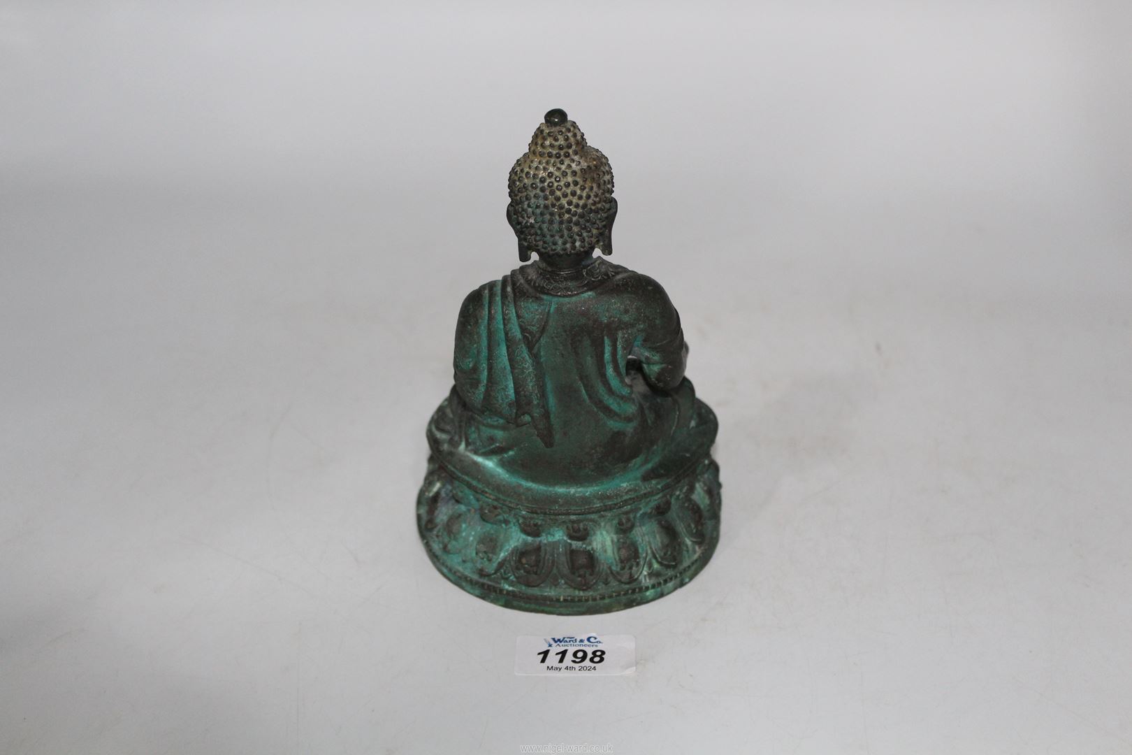 A Tibetan bronze figure of Buddha, of 15th - 16th c. - Image 2 of 14