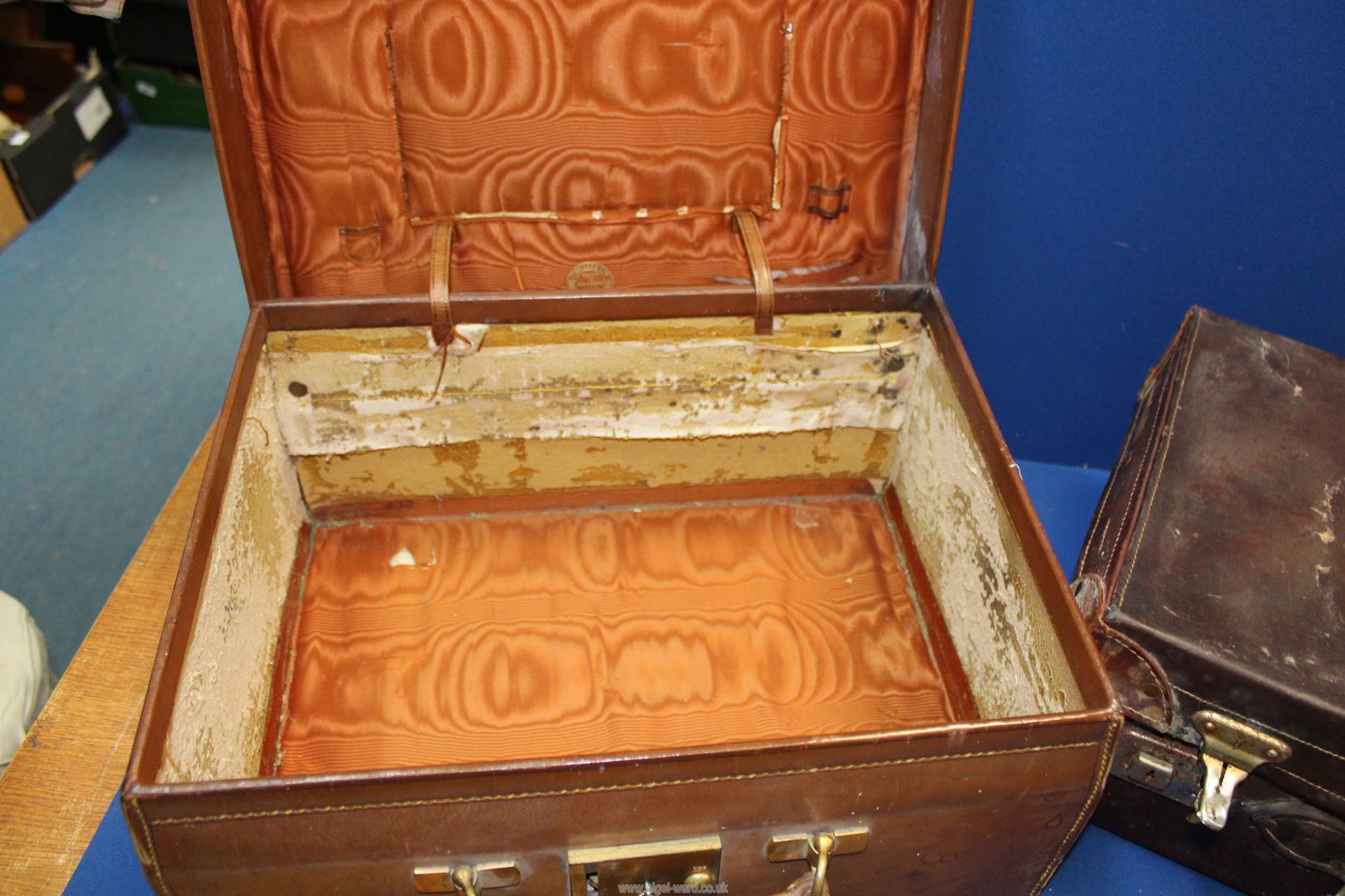 A dark brown leather vanity case having blue covered interior together with a tan brown vanity case - Image 3 of 6
