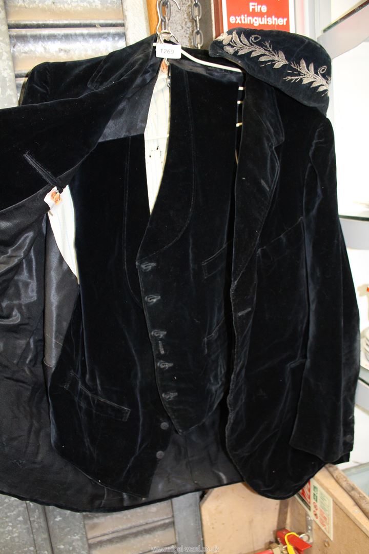A Velvet Smoking jacket, waistcoat and gold embroidered hat in midnight blue (blue/black), - Image 2 of 2