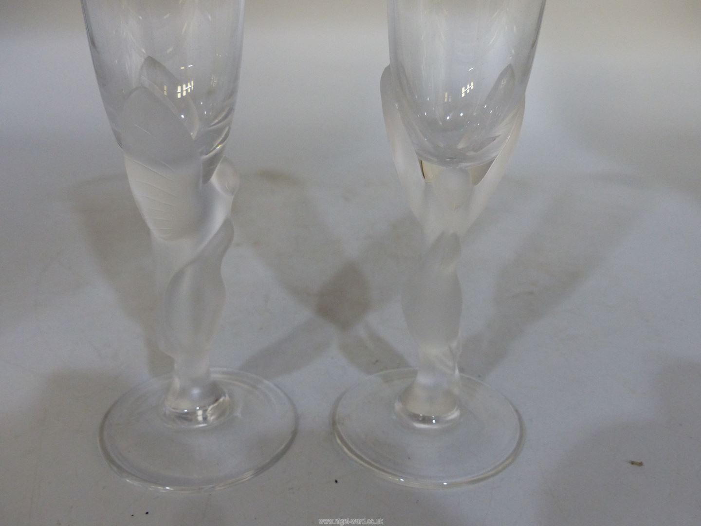 A pair of modern Faberge 'Kissing Doves' champagne flutes. - Image 2 of 5