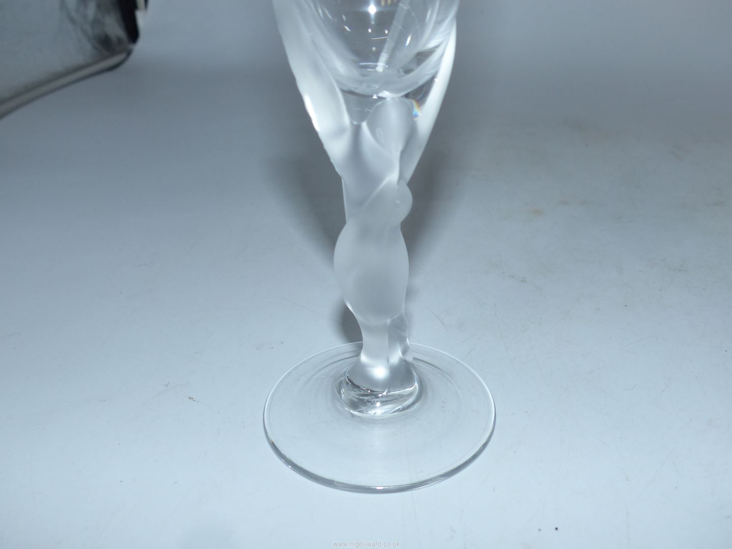 A pair of modern Faberge 'Kissing Doves' champagne flutes. - Image 3 of 5