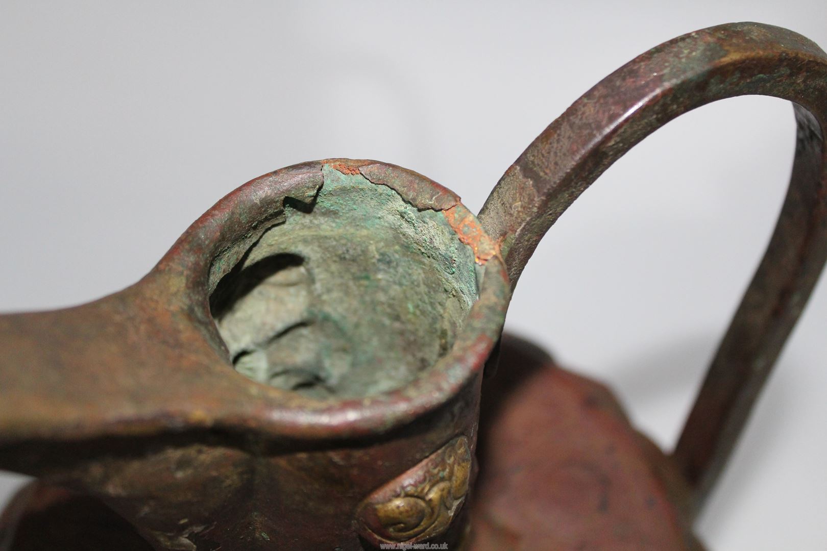A Khorassan bronze ewer, 12th - 13th c. - Image 5 of 7