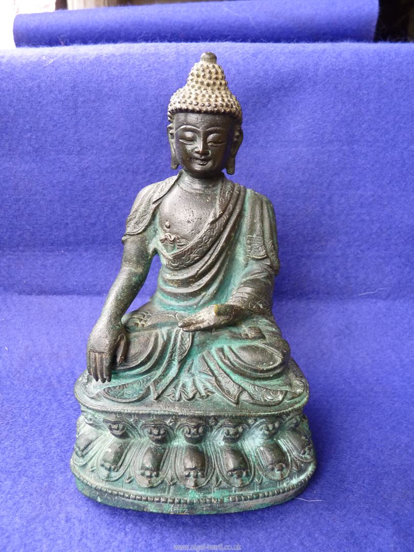 A Tibetan bronze figure of Buddha, of 15th - 16th c. - Image 6 of 14