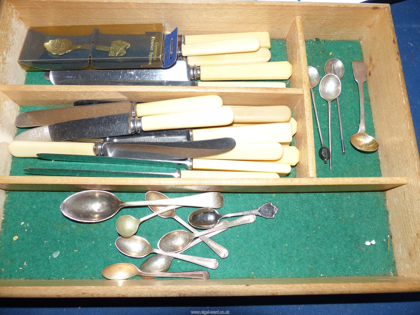 A wooden cutlery tray containing a quantity of bone handled knives, - Image 2 of 2