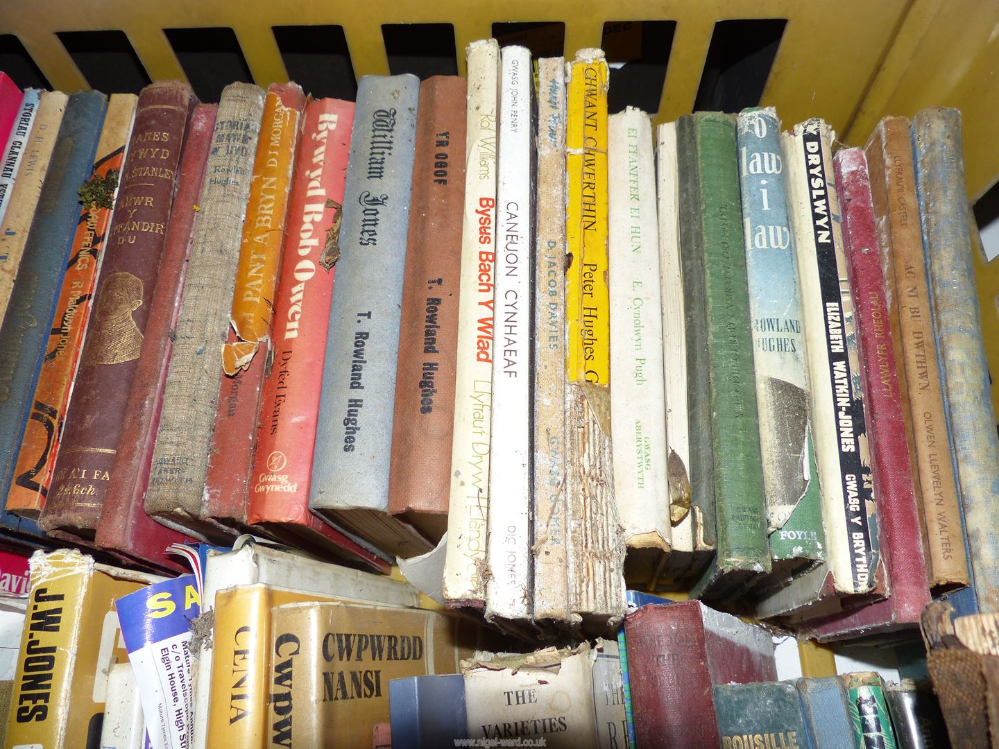 A crate of books in Welsh, The Varieties of Religious Experience etc. - Image 3 of 5