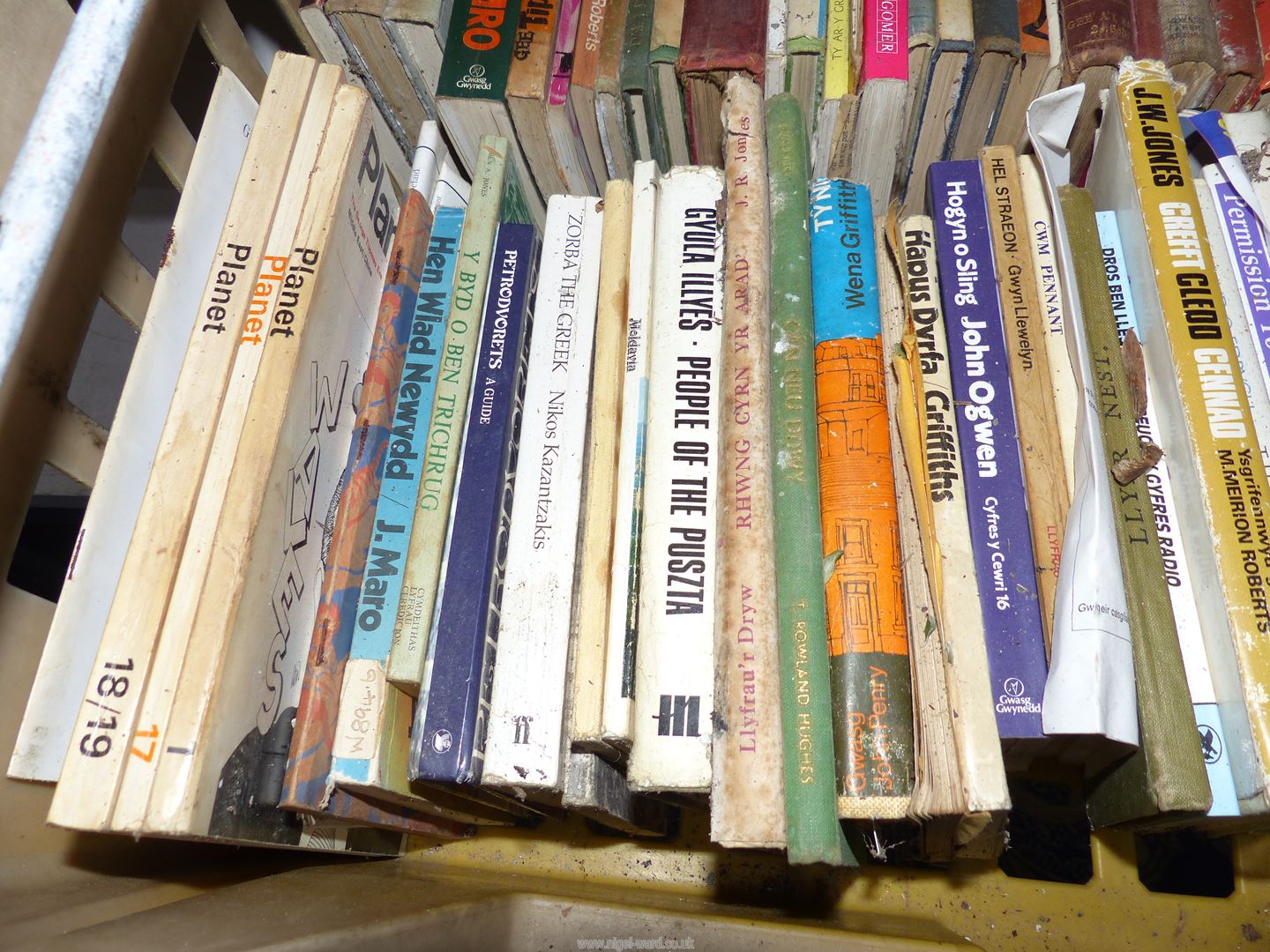 A crate of books in Welsh, The Varieties of Religious Experience etc. - Image 4 of 5