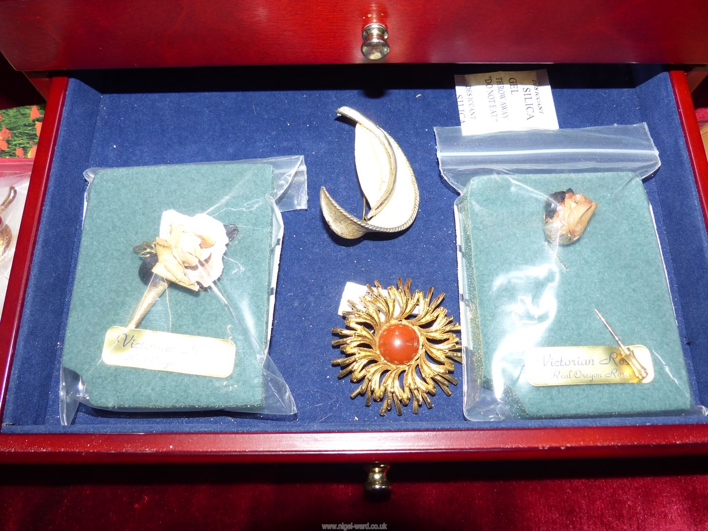 A jewellery box with two drawers containing costume brooches including marcasite, bar brooches, - Image 4 of 5