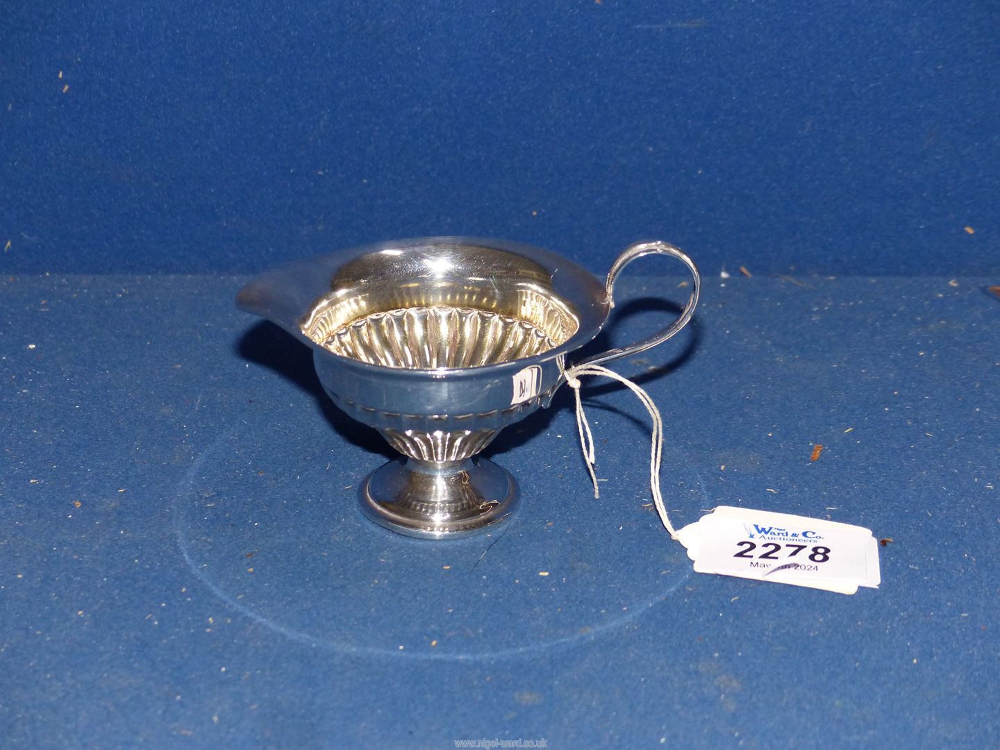 A Silver cream jug, Sheffield 1901/02. - Image 2 of 3