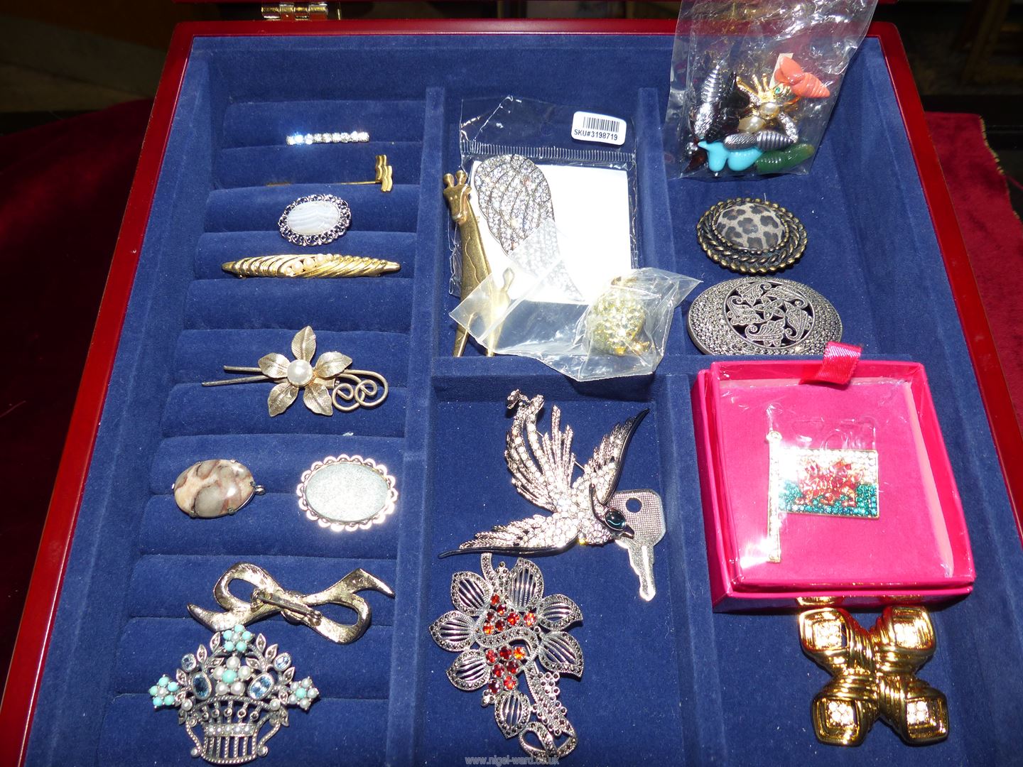 A jewellery box with two drawers containing costume brooches including marcasite, bar brooches, - Image 2 of 5