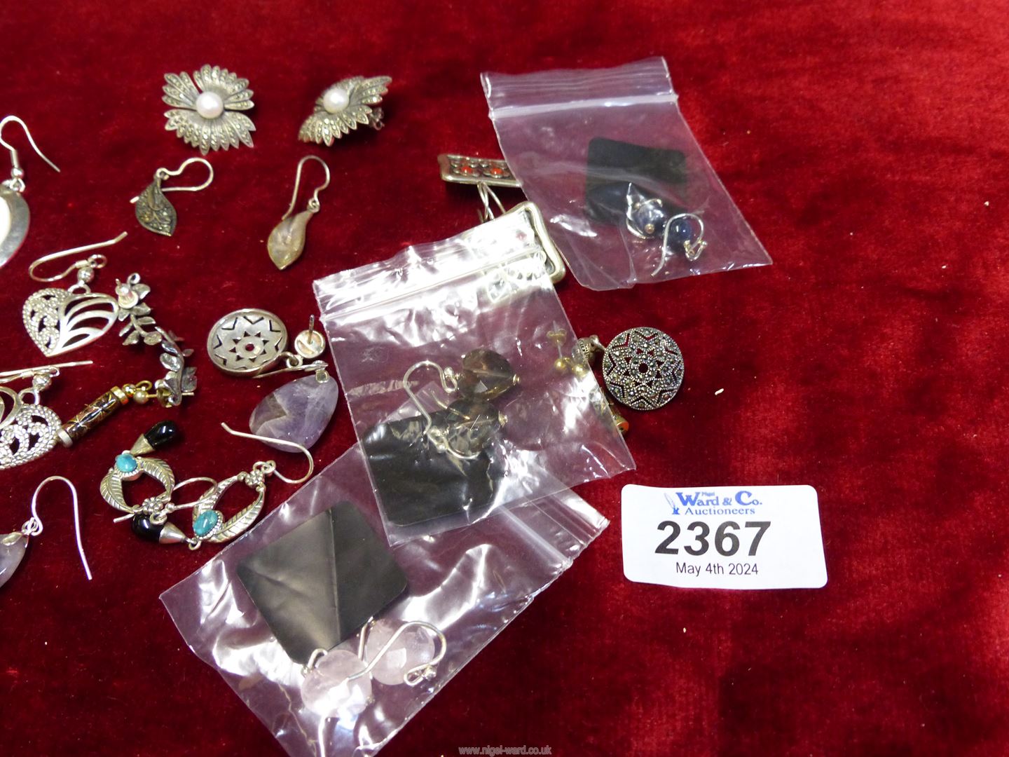 A quantity of 925 dropper Earrings including marcasite, floral, etc. and a pair with 9ct backs. - Image 3 of 3