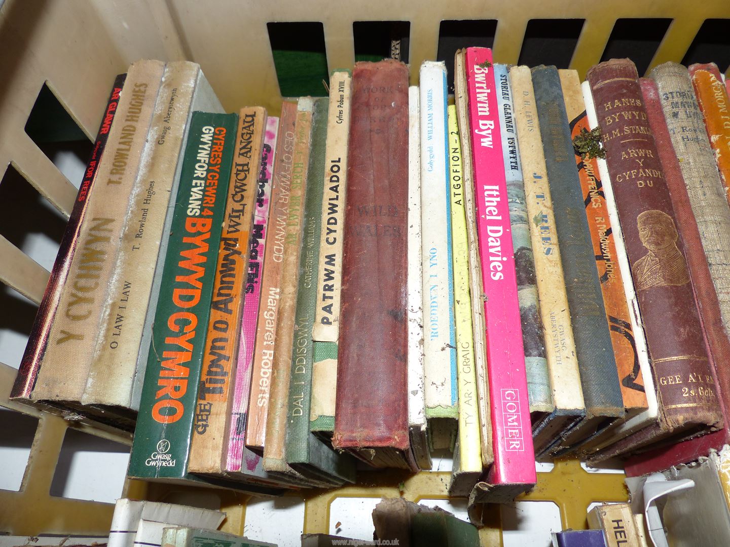 A crate of books in Welsh, The Varieties of Religious Experience etc. - Image 2 of 5