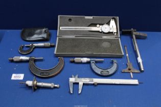 A tray of measuring instruments including (906) Moore & Wright 3" Micrometre,
