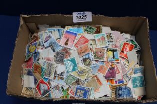 A quantity of mixed loose stamps.