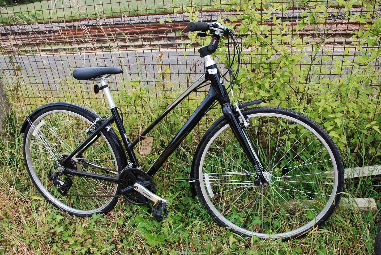 A Ladies 18 speed aluminium framed lightweight "Escape Giant" bicycle.