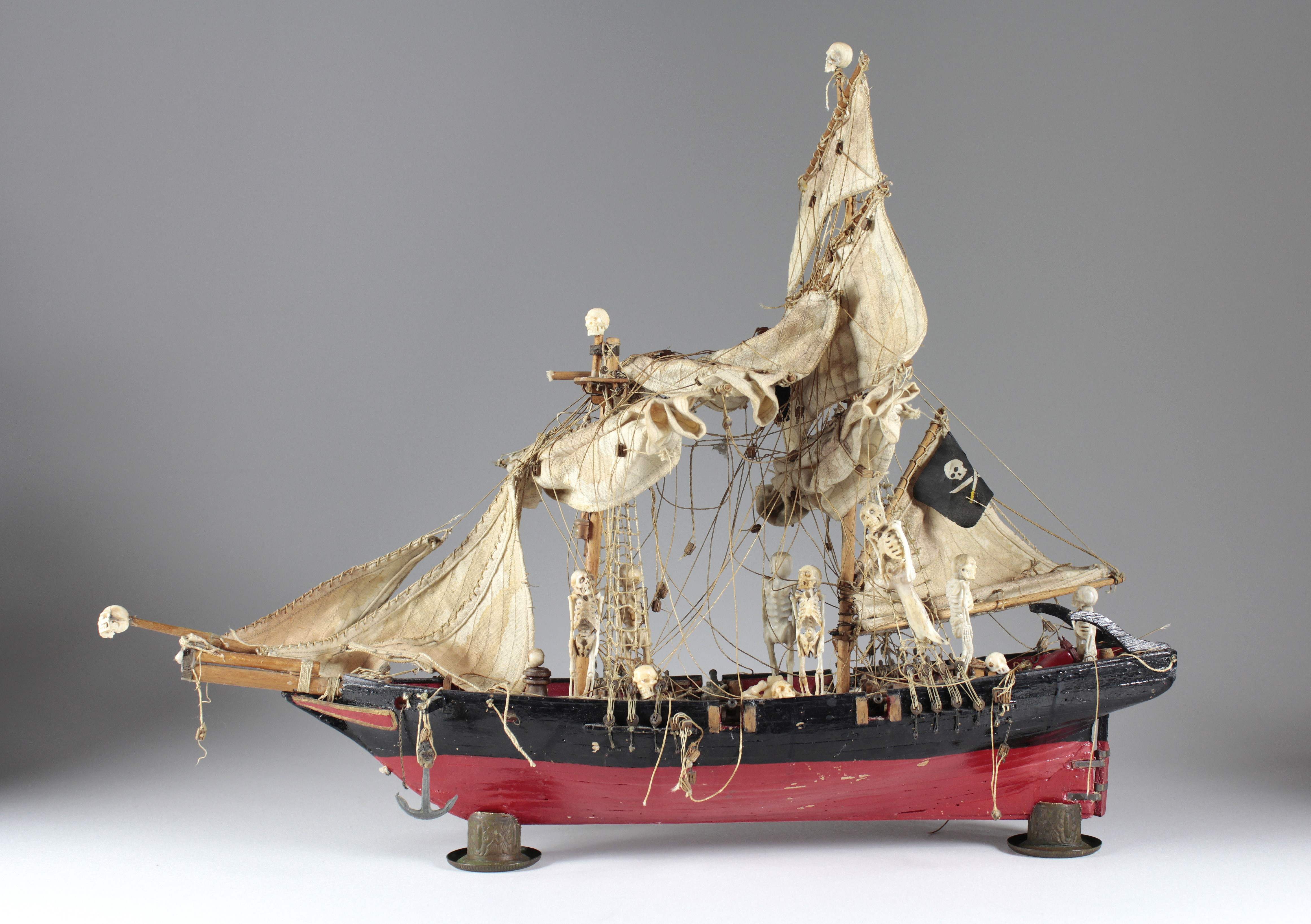 Totenschiff. Seemannsarbeit, 20. Jahrhundert, Schiffsmodell, Holz, Metall und Leinen, teilweise - Image 3 of 5