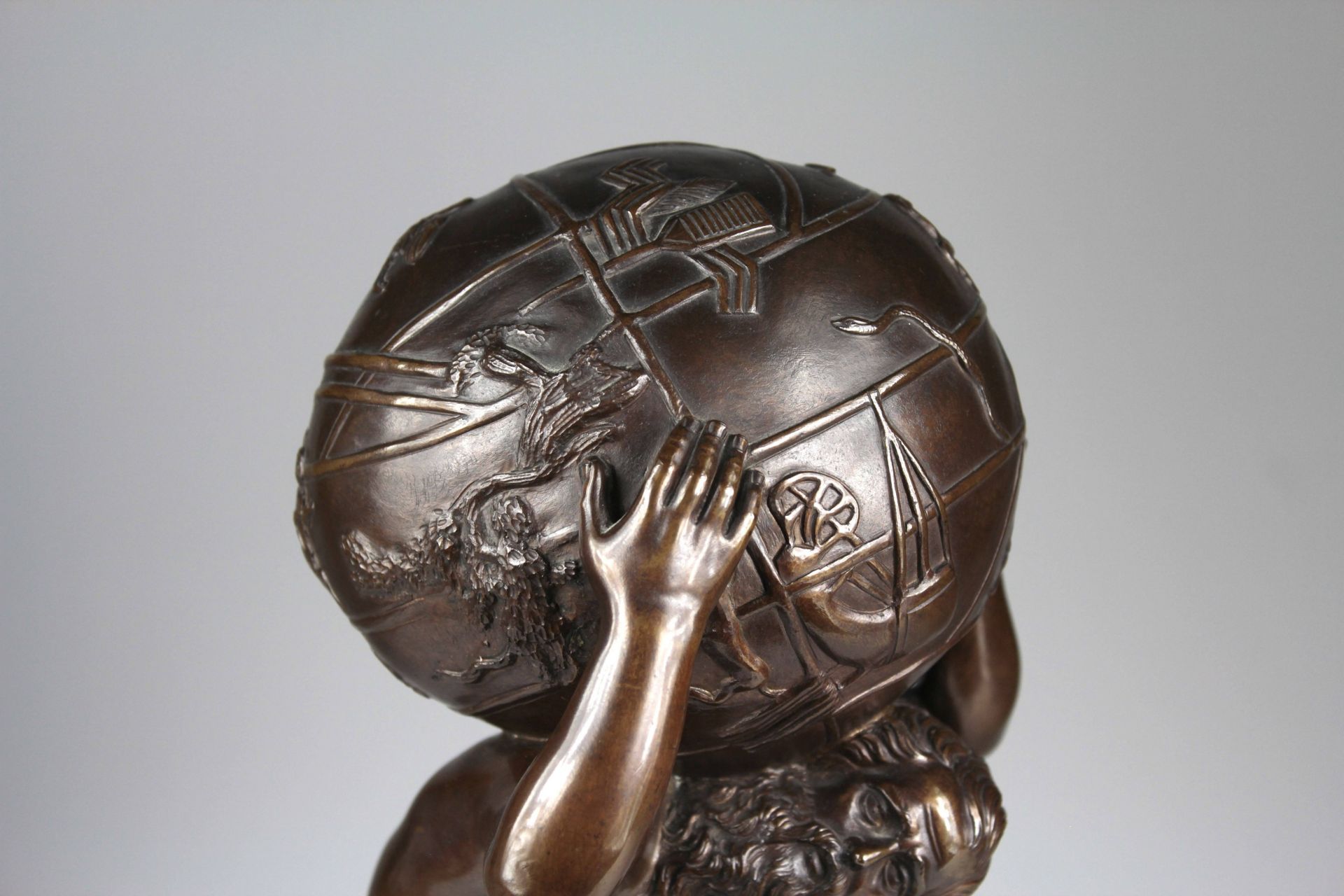 Seltenes Bronze-Modell nach der berühmten Skulptur des Atlas Farnese - Bild 4 aus 7