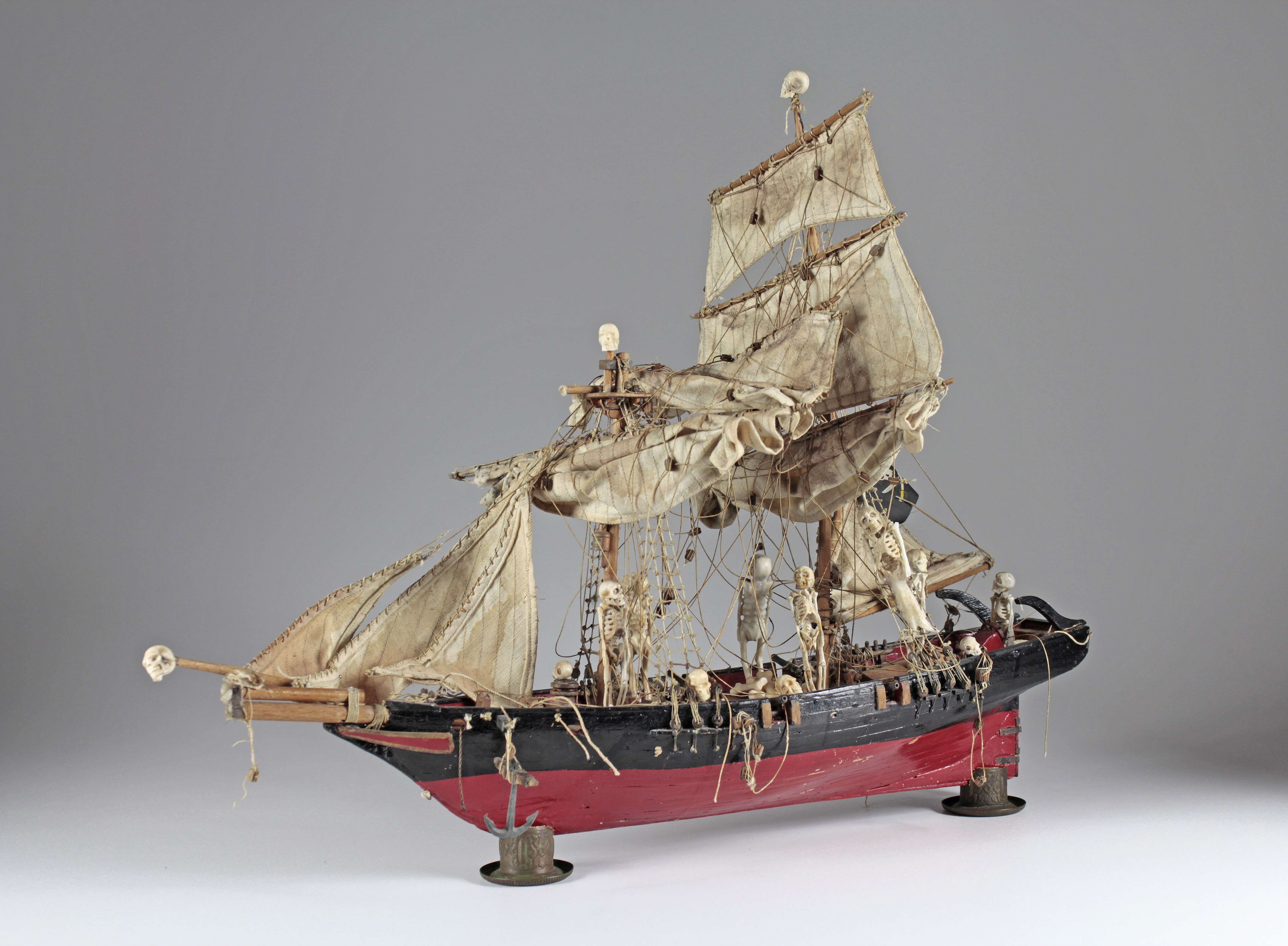 Totenschiff. Seemannsarbeit, 20. Jahrhundert, Schiffsmodell, Holz, Metall und Leinen, teilweise