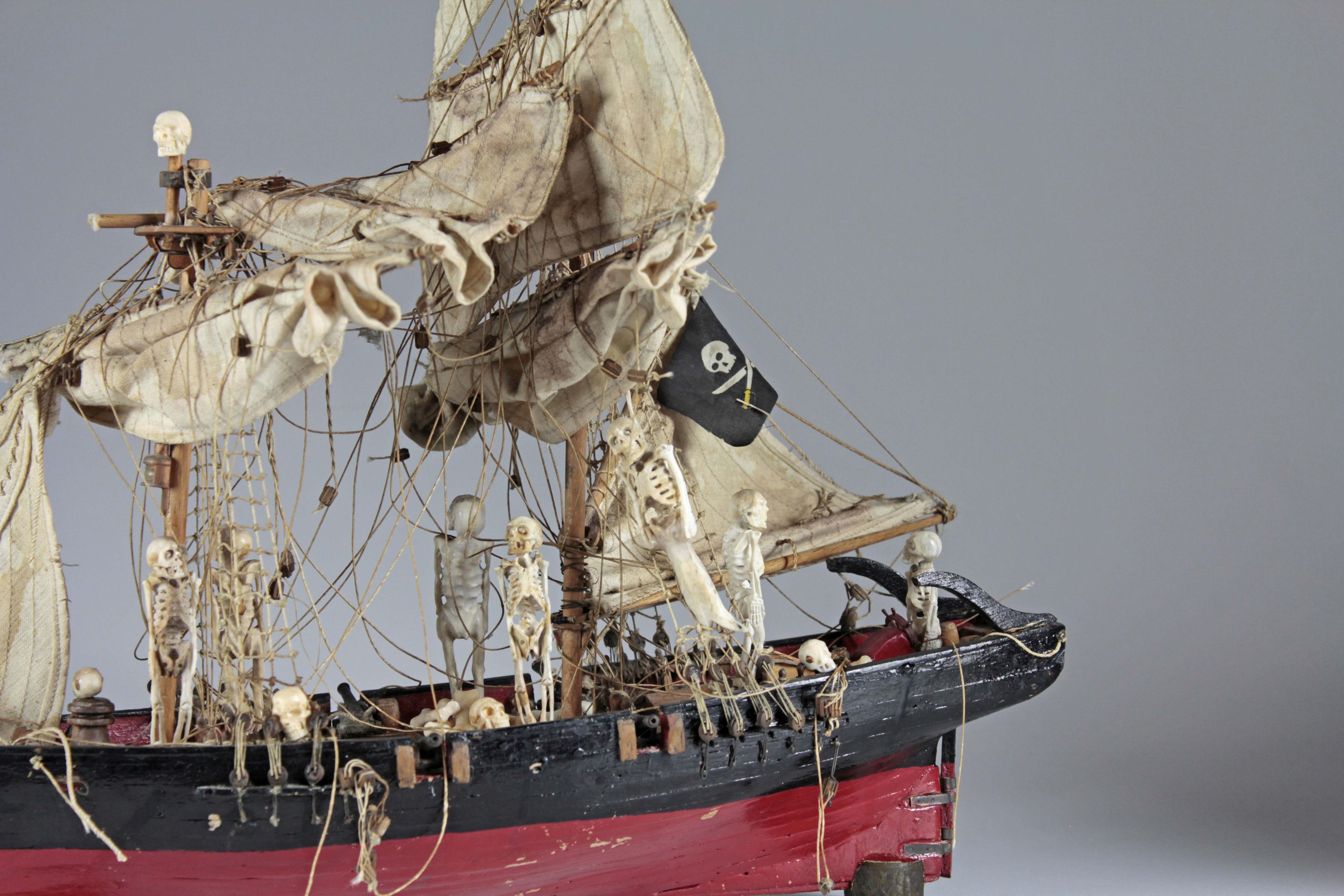 Totenschiff. Seemannsarbeit, 20. Jahrhundert, Schiffsmodell, Holz, Metall und Leinen, teilweise - Image 5 of 5